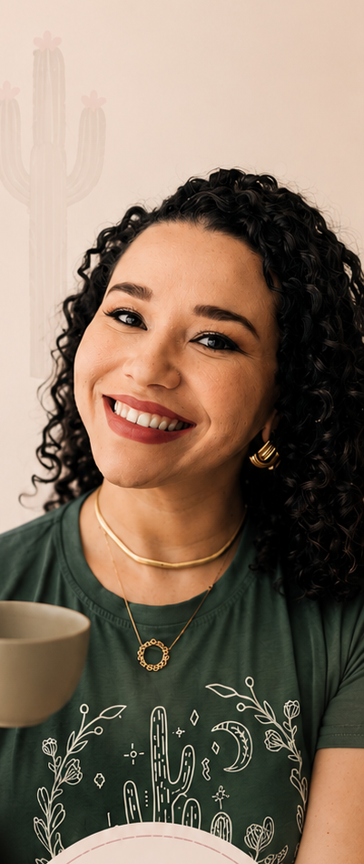 Denise Anjos sorrindo com uma xícara de café